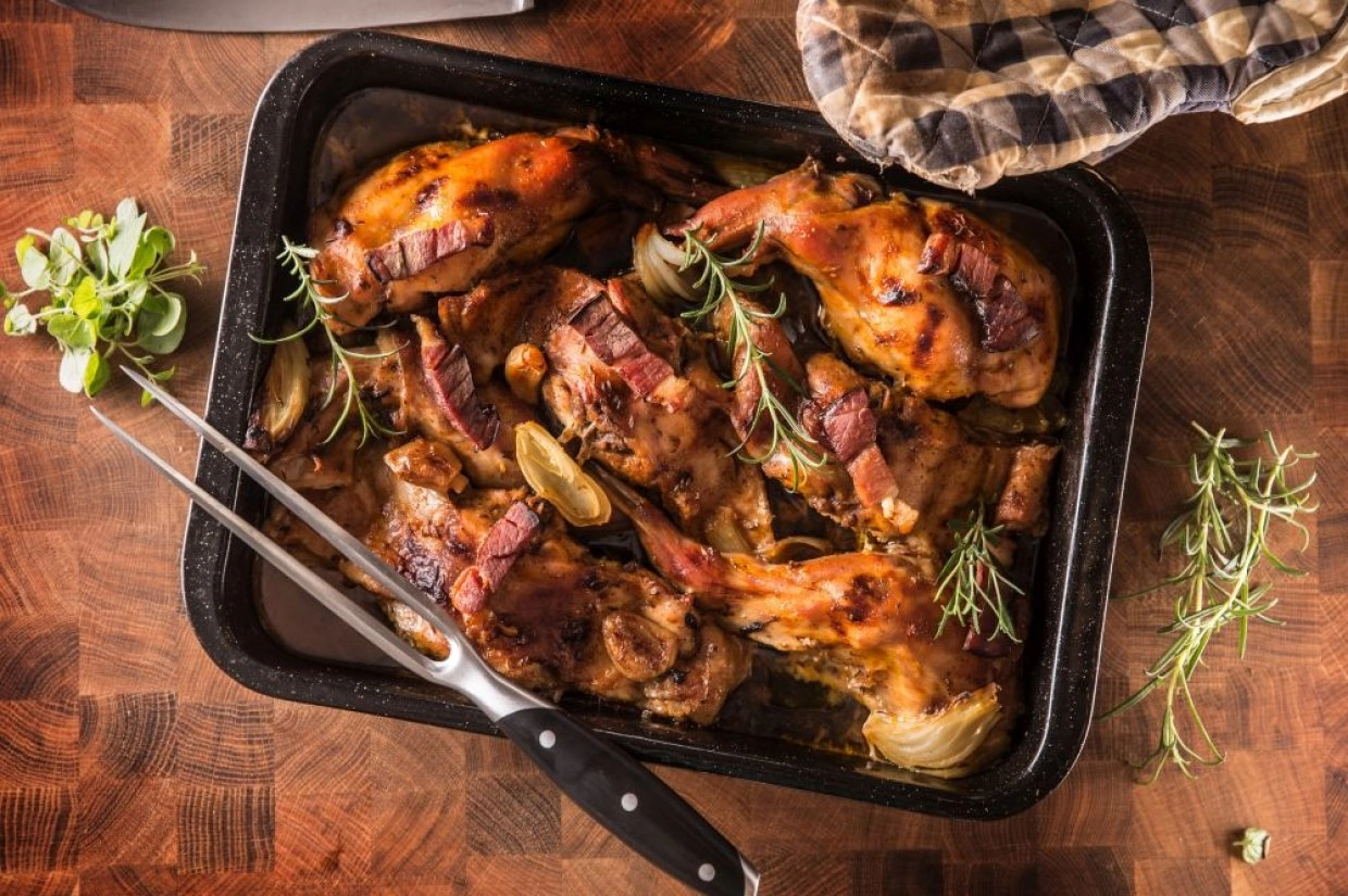 Жаркое из кроля и свиннина в горшочках